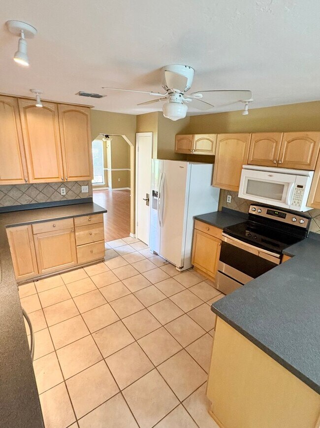 Building Photo - Pool Home in Desired SE Ocala - SPECIAL IN...