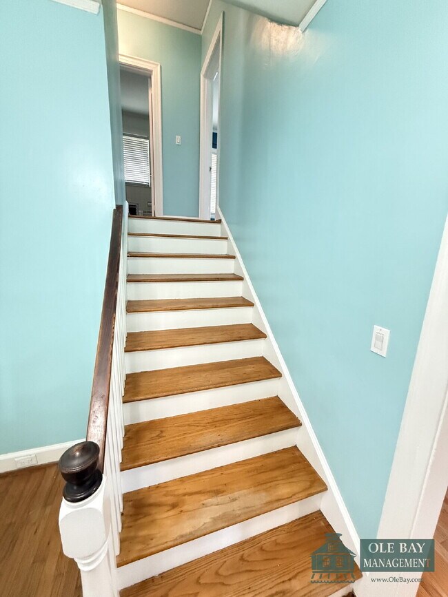 Building Photo - Charming Midtown Cottage  All approved applications are subject to an 18-month lease term. $75 pe...