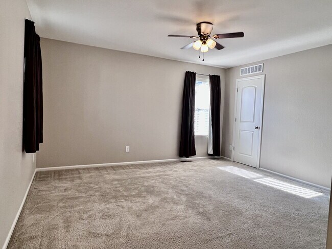 Building Photo - Beautifully Maintained 4BR/3.5BA Townhome with Finished Basement in Prime Aurora Location w/2-Car...