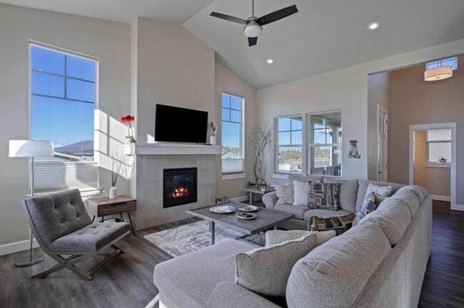 Building Photo - Gorgeous Single Level Home with Mountain V...