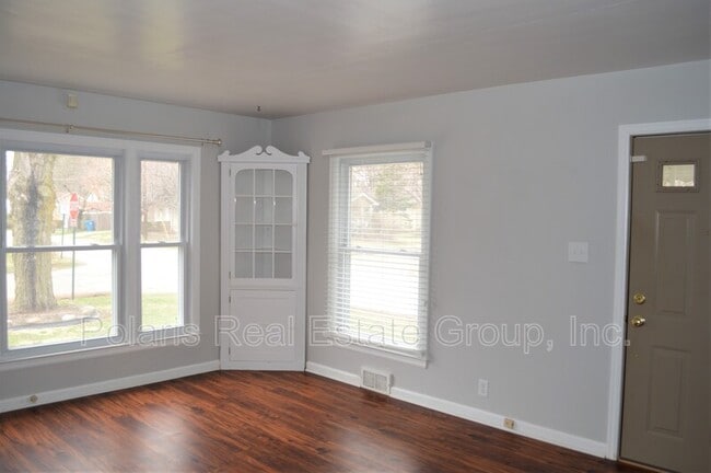 Building Photo - 6057 Rosslyn Ave