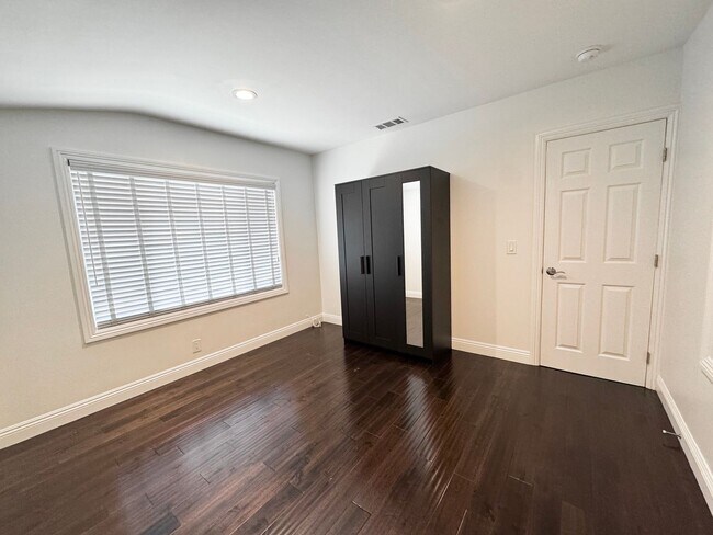 Building Photo - Beautiful 4 Bedroom 3.5 Bathroom Home in t...