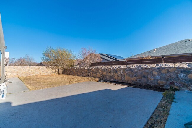 Building Photo - Spacious 4 Bedroom Home for Rent in Sunlan...