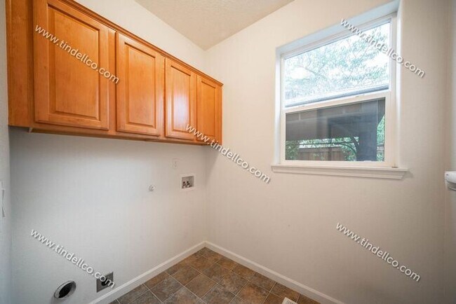 Building Photo - Bright & Elegant 3-Bedroom w/ Study and En...