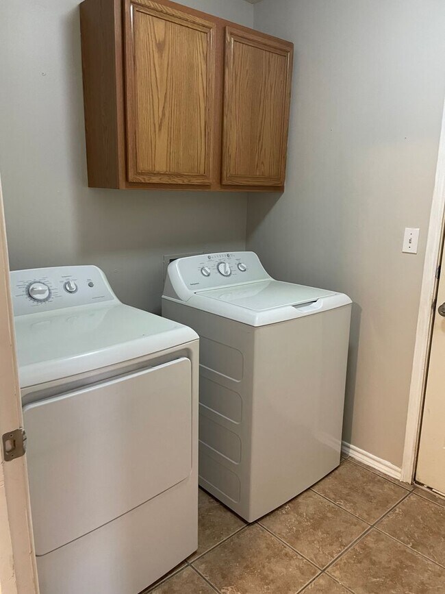 Building Photo - 706 N Englewood Ave