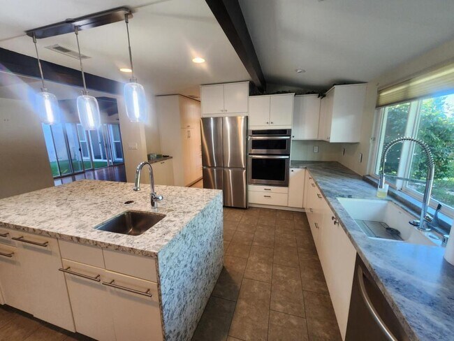 Building Photo - 9345 Golondrina Dr