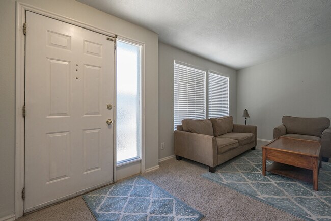 Building Photo - 3 Bedroom Home In St. George With Spacious Backyard