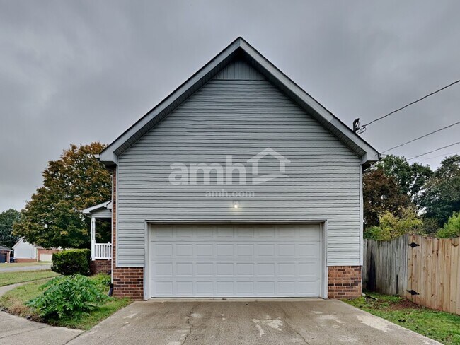 Building Photo - 200 Priest View Dr