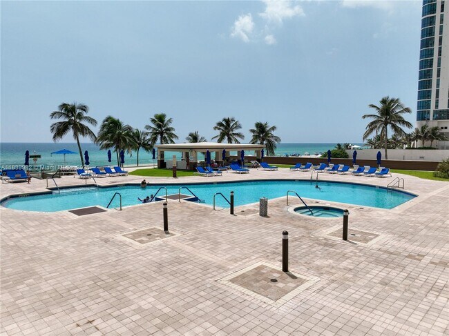 Building Photo - 17555 Collins Ave