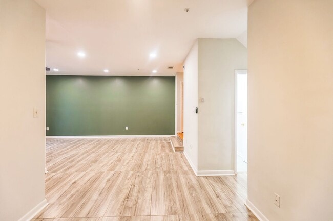 Building Photo - Bright & Spacious 3BR Townhome with Garage...