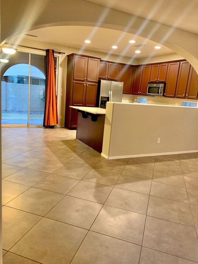Building Photo - MOVE IN SPECIALS !! 4BD 3BA in South Tempe...