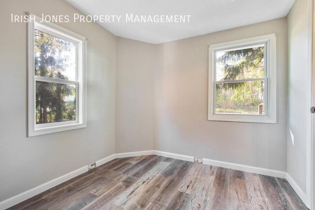 Building Photo - 5875 Lakeview Terrace