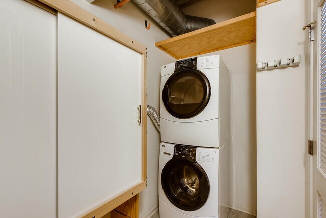 Building Photo - 333 S Desplaines St