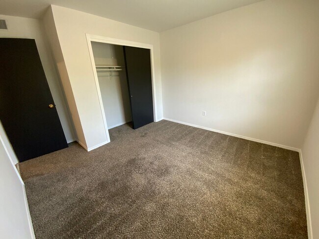 Building Photo - 409-411 Brewer Dr