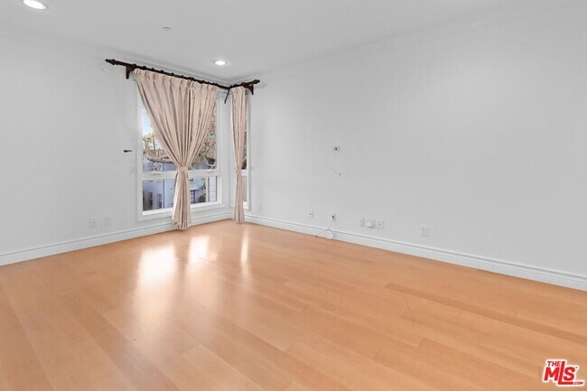 Building Photo - 121 N Almont Dr