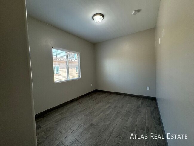 Building Photo - Brand New Duplex with move in special! 2be...