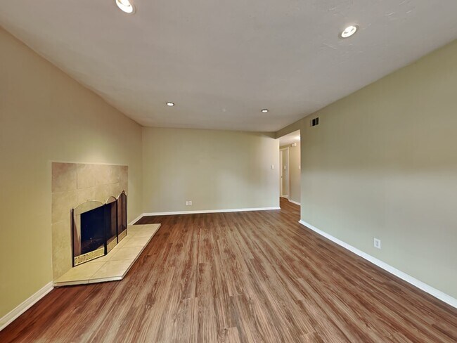 Building Photo - 10757 Valley View Ave