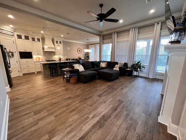 Building Photo - 4 BEDROOM/3 BATH SPACIOUS IN GATED COMMUNITY