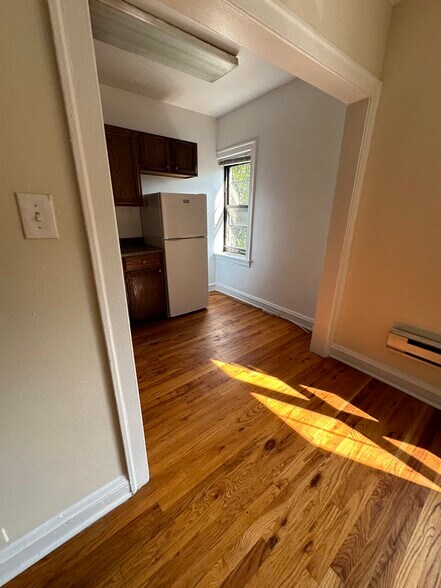 Building Photo - 556 W Wellington Ave