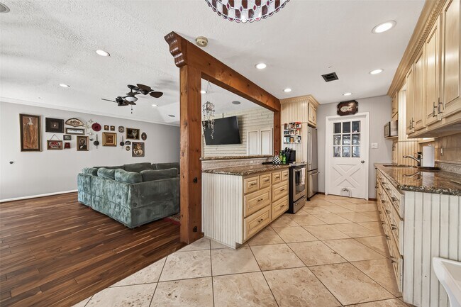 Building Photo - 805 Camelot Ln