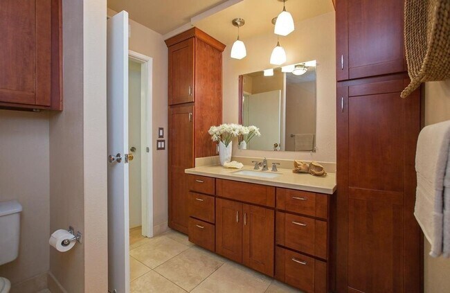 Building Photo - Utilities Paid! Modern 2 Bed Condo on the Water! Live by the Bay