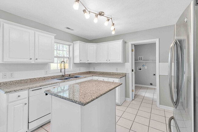 Building Photo - 302 Altavista Loop