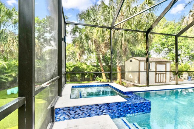 Building Photo - 109 W Hollywood St