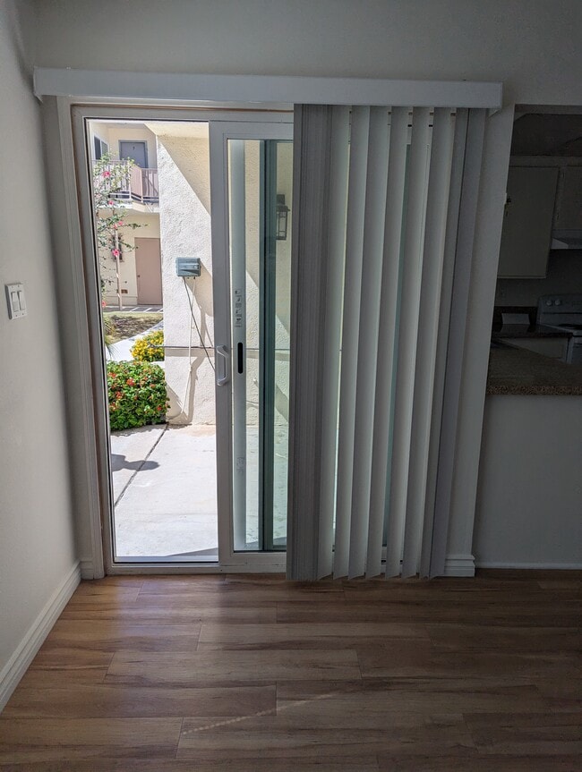 Private patio - 2960 W 235th St