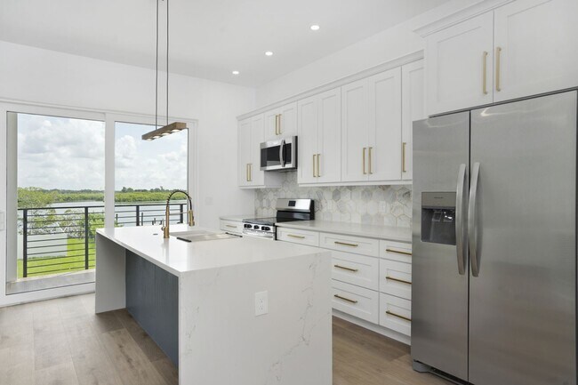 Building Photo - 5/3 Luxury Custom Home plus Boat dock, Pool and Stunning Views!!