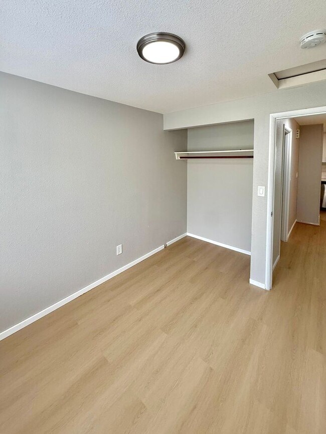 Building Photo - 4-Bedroom North Green Lake Townhouse-Style...