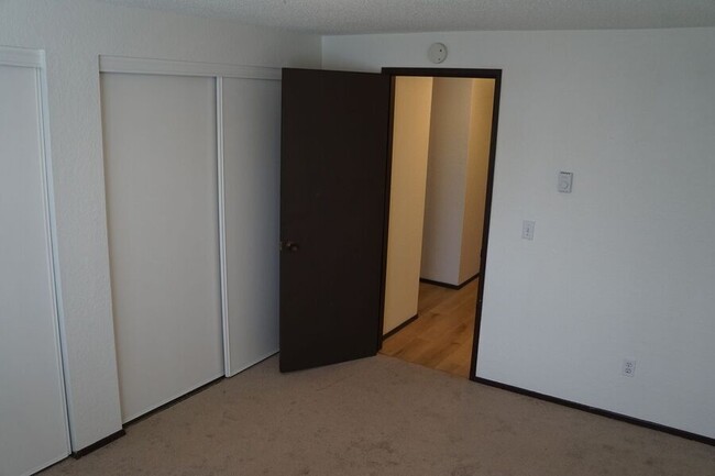 Building Photo - 1-Bedroom, 1-Bathroom Apartment in Fremont...