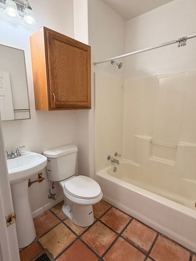 Building Photo - Cute Bungalow - 2Bed 1Bath - Duplex in Downtown Grand Junction!!!