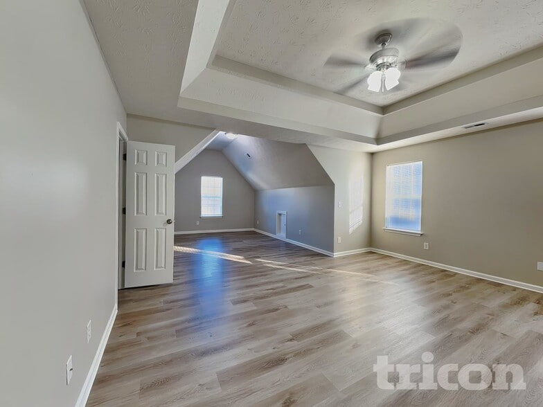 Building Photo - 5005 Eagle Creek Dr