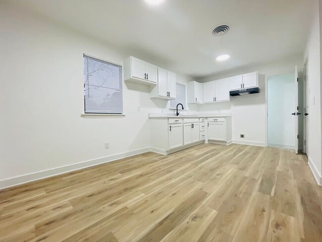 Building Photo - 3605 Pine Cone Dr
