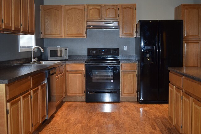 Building Photo - Beautiful 3 Bedroom, 2 Bathroom Home On Mi...