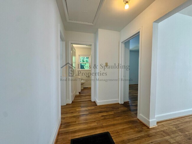 Building Photo - 1617 Roseland St