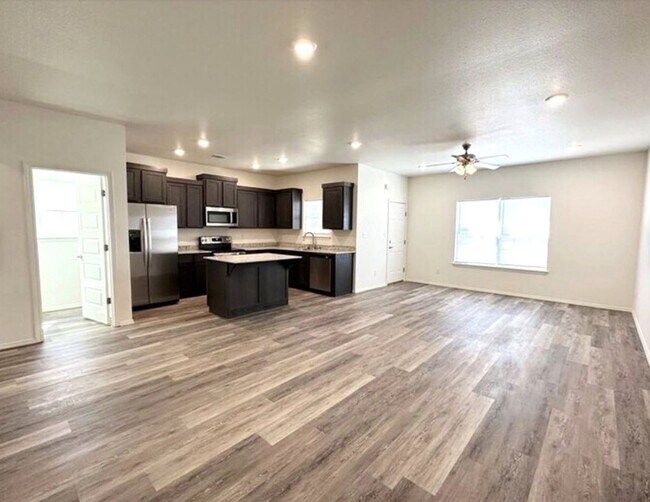 Building Photo - 4235 W Santa Fe St