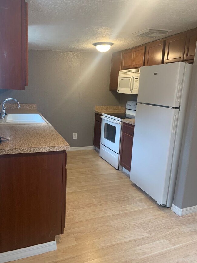 Building Photo - MOVE IN SPECIAL- Cozy Remodeled  1 Bed/1 Bath Home in Saint Cloud