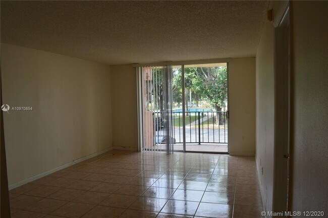 Building Photo - 9320 Fontainebleau Blvd