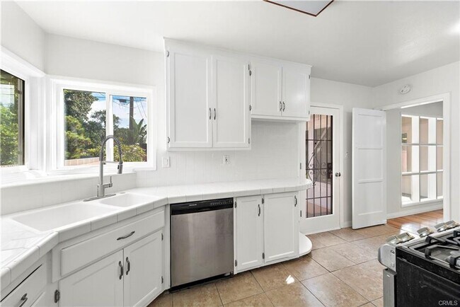 Building Photo - Charming Lakewood Home