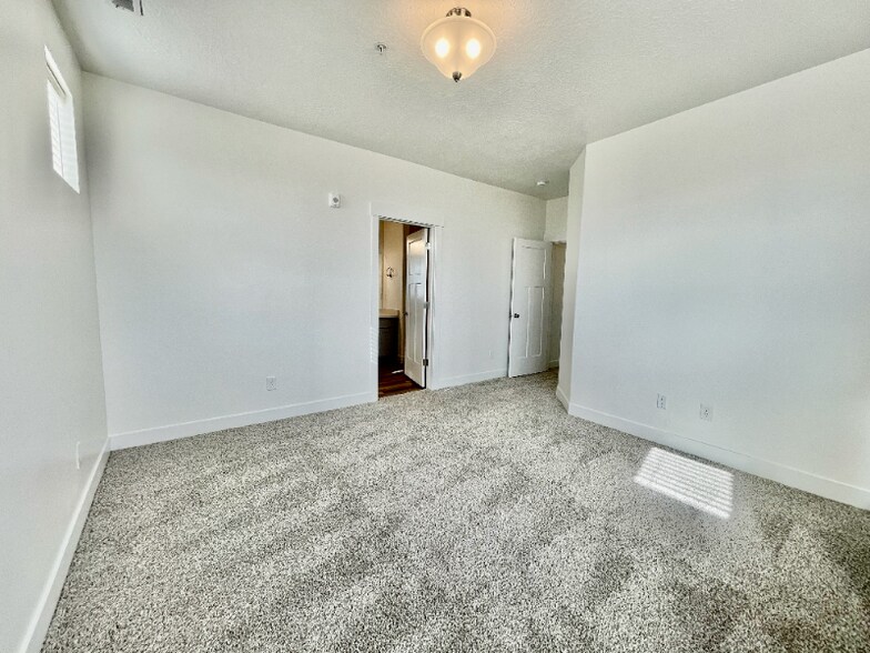 Building Photo - 673 N 380 W