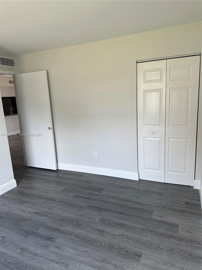 Building Photo - 855 NE 209th St