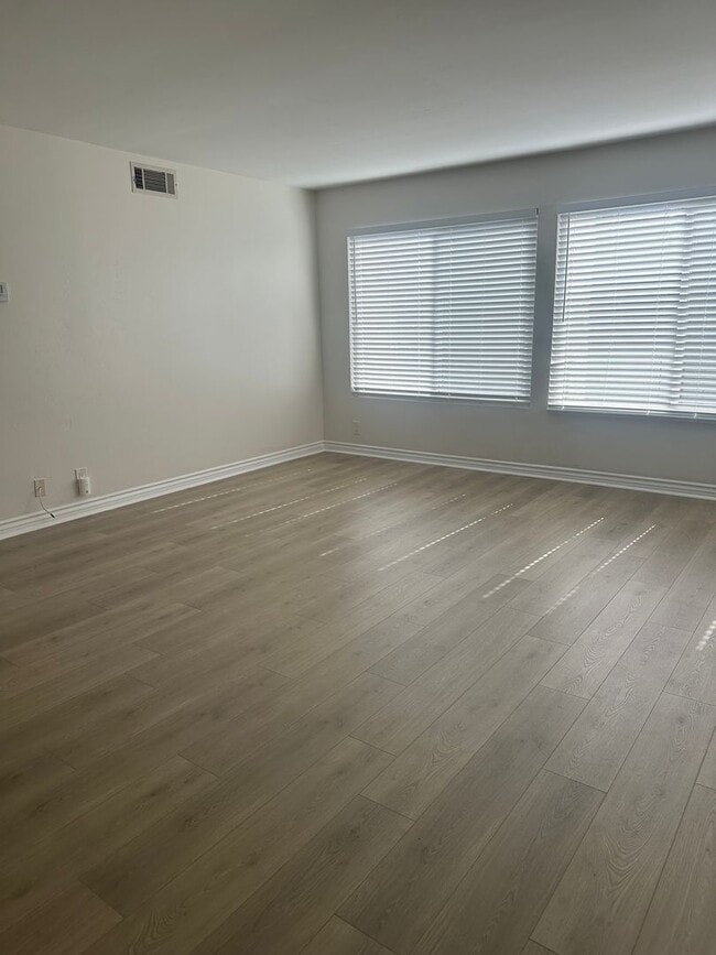 Building Photo - E MADISON - BEAUTIFUL 2nd FLR CONDO IN EL ...