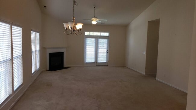 Building Photo - One level townhouse, no stairs, convenient to Lewisville/Clemmons