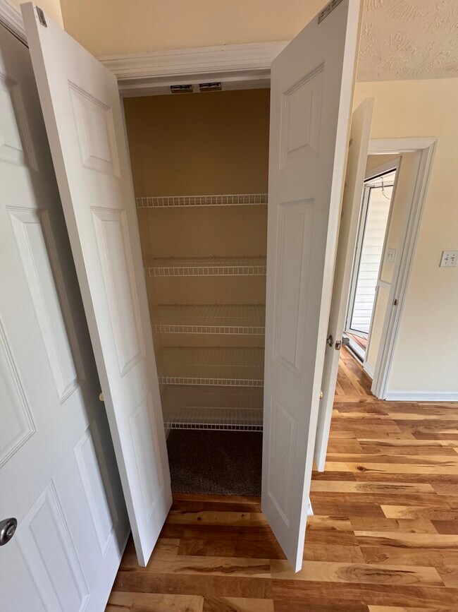 Building Photo - 885 Ridge Rd