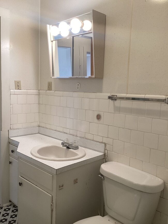 Building Photo - Cute 2 Bedroom with a little historical charm!  One block from ENMU!