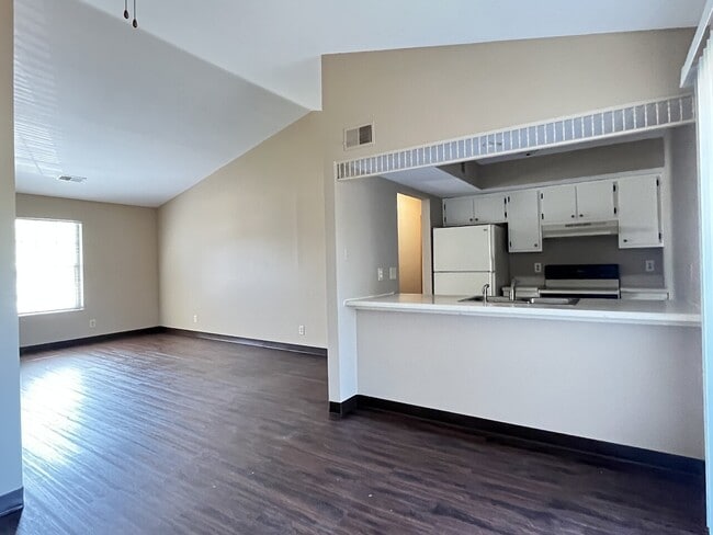 Building Photo - Lakewood Court Apartments