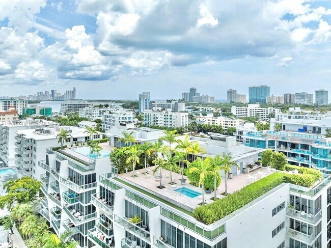 Building Photo - 9940 W Bay Harbor Dr