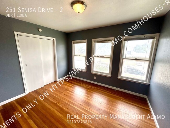 Building Photo - *MOVE IN SPECIAL!* Upstairs 3 Bedroom / 1 ...