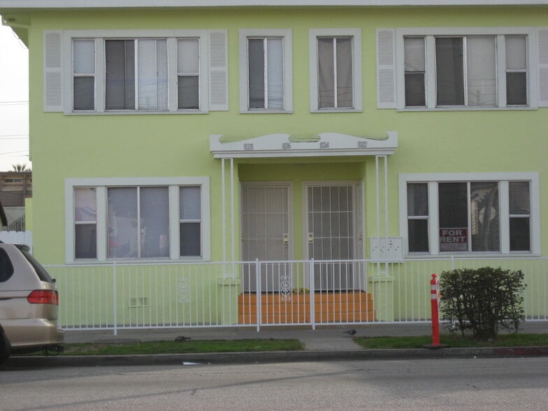 Front - 826 E 10th St